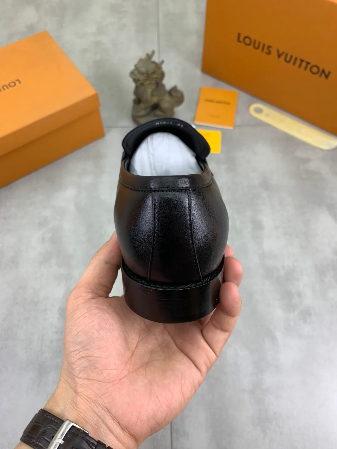 Men's Men's Shoes 💰P420 [New Style] 💰Yangli💎💎💎[Louis Vuitton] LV high-end men's formal business leather shoes, original order 1:1! Original imported calfskin, original metal buckle, imported sheepskin lining for feet, original outsole, men's shoe size: 39-45 (38.46 customized) black optional